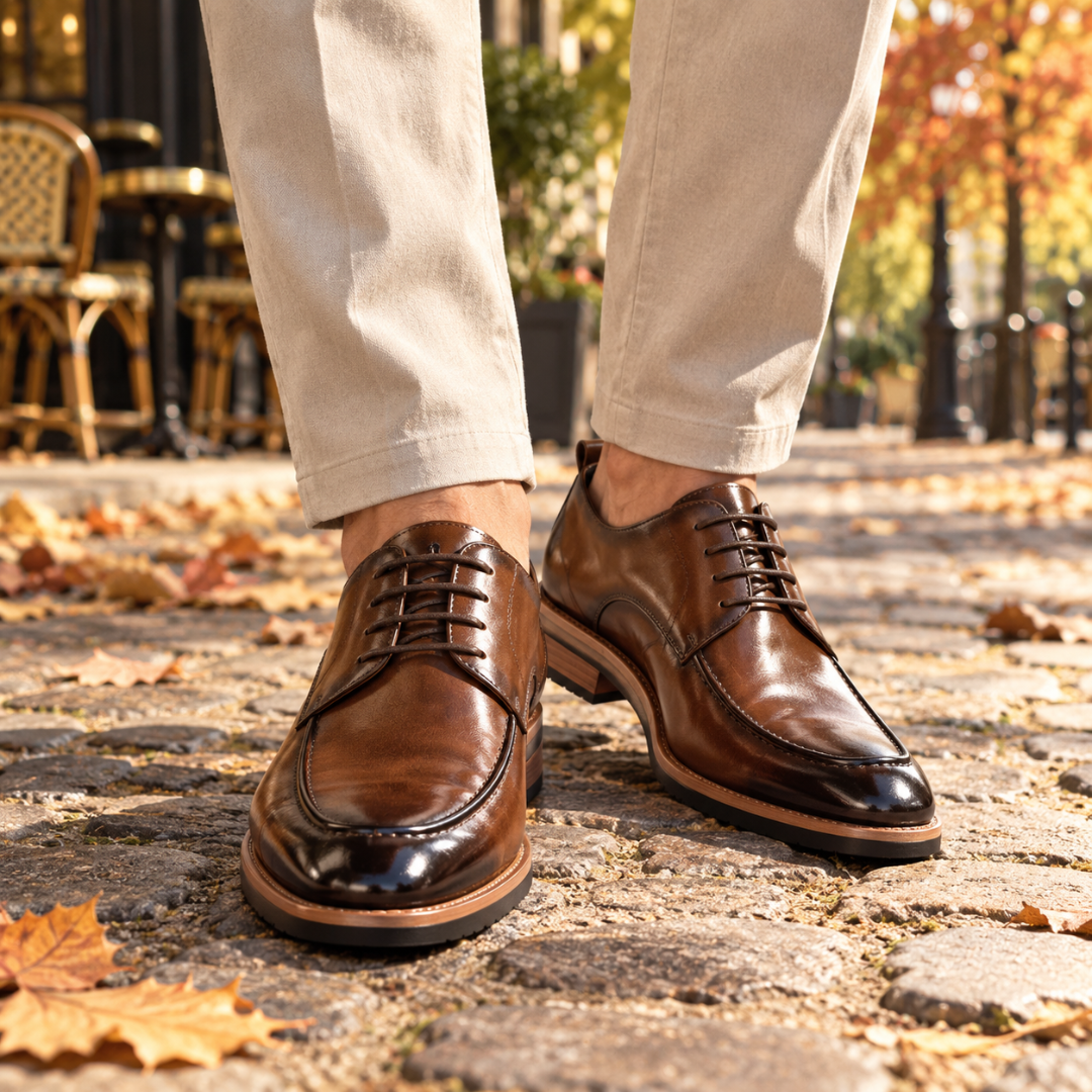 Derbies homme marron brillants de trois quarts, laçage à quatre œillets visible