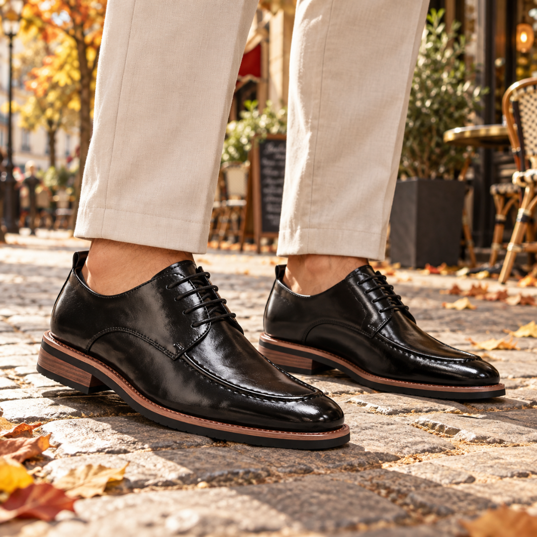 Derbies homme noirs à lacets portés avec un pantalon clair en extérieur
