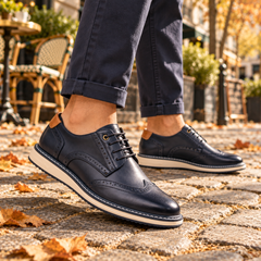 Derbies homme bleu marine à lacets et bout golf perforé, vue de profil