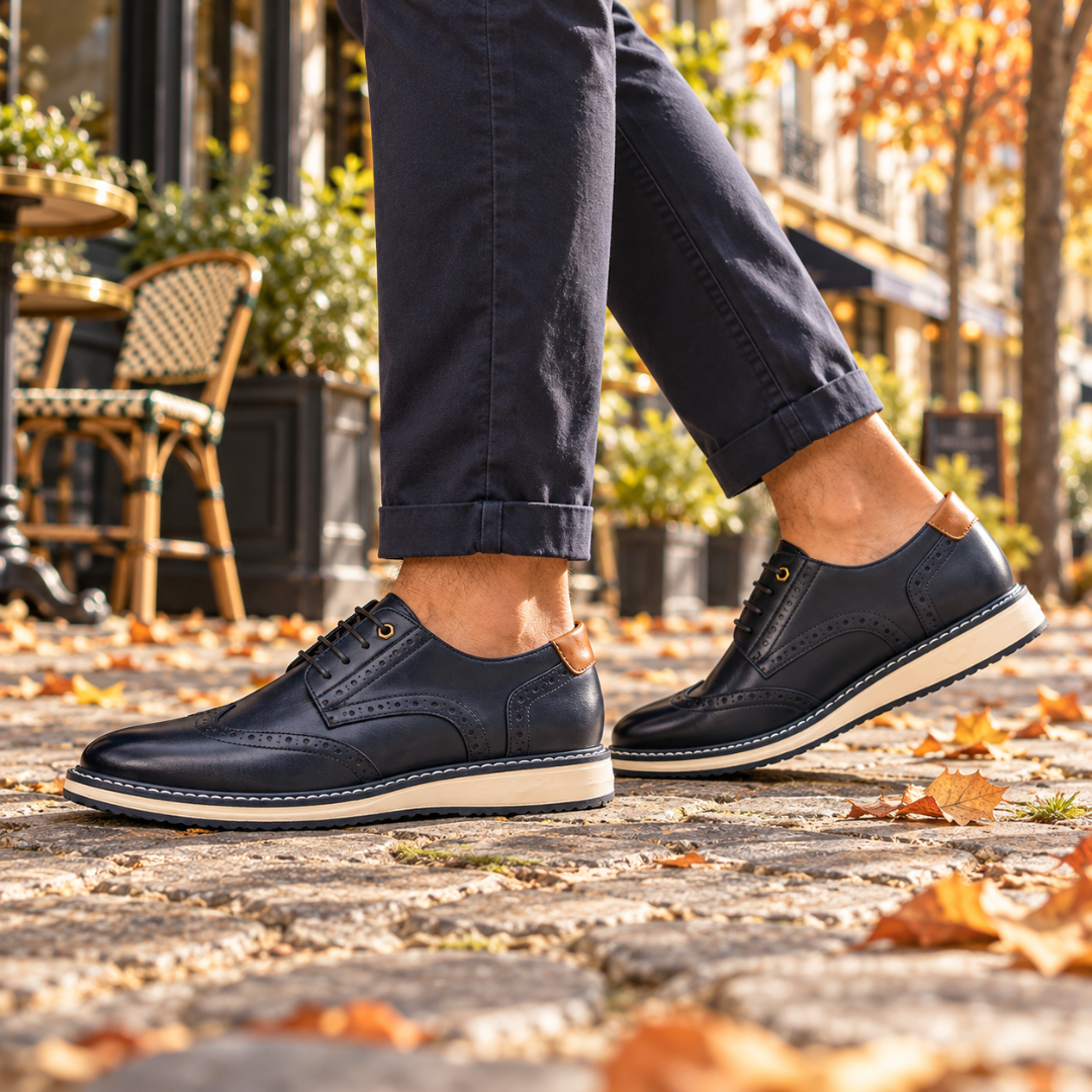 Paire de derbies bleu marine avec œillets dorés et perforations sur l'empeigne