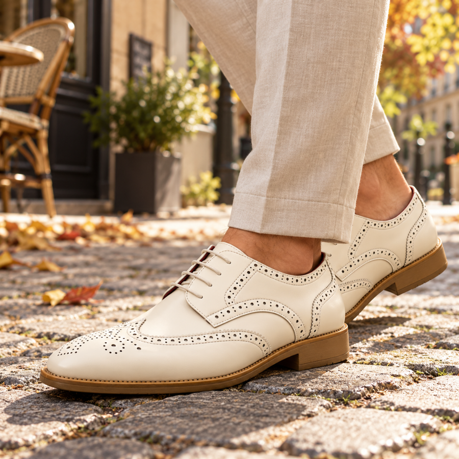 Derbies blancs homme vus de profil, bout fleuri perforé et laçage à œillets