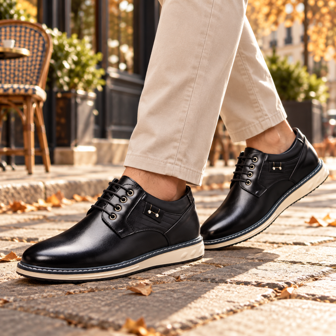 Derbies noirs homme à bout arrondi et semelle blanche, portés avec un chino beige