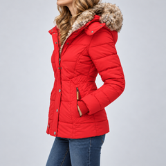Doudoune rouge femme vue de profil, taille cintrée et poche zippée contrastante