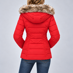 Dos de la doudoune rouge femme, capuche volumineuse et matelassage horizontal