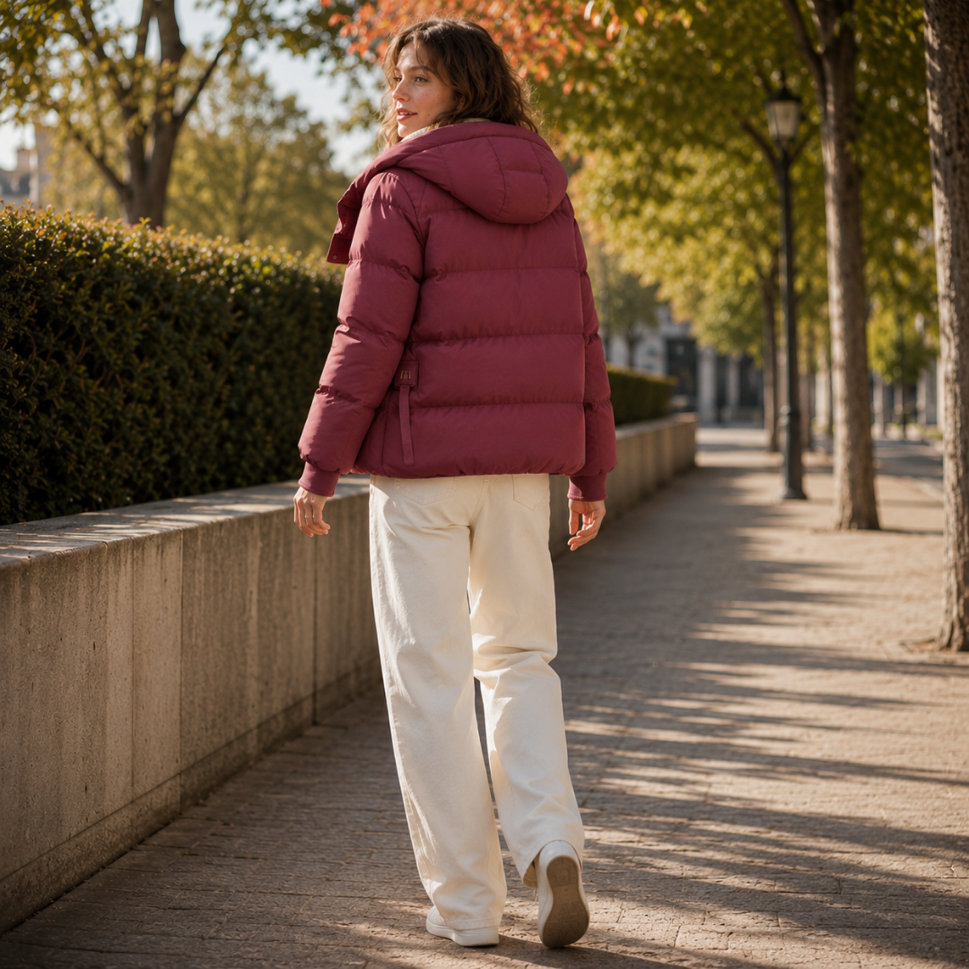 Doudoune femme rouge vue de dos en mouvement, coupe courte et capuche volumineuse