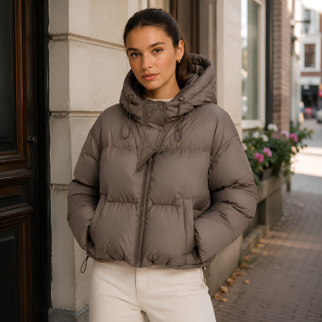 Doudoune femme courte marron à capuche volumineuse et zip avec boutons pression