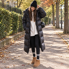Doudoune femme noire longue brillante avec capuche et patte boutonnée