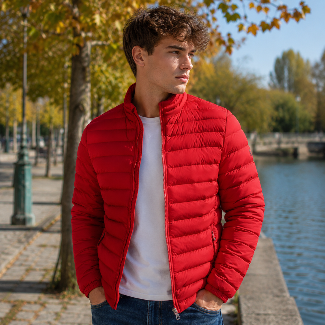Doudoune homme rouge portée ouverte, col montant relevé et poches zippées à la taille