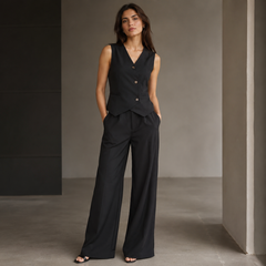 Femme portant l'ensemble gilet et pantalon en noir