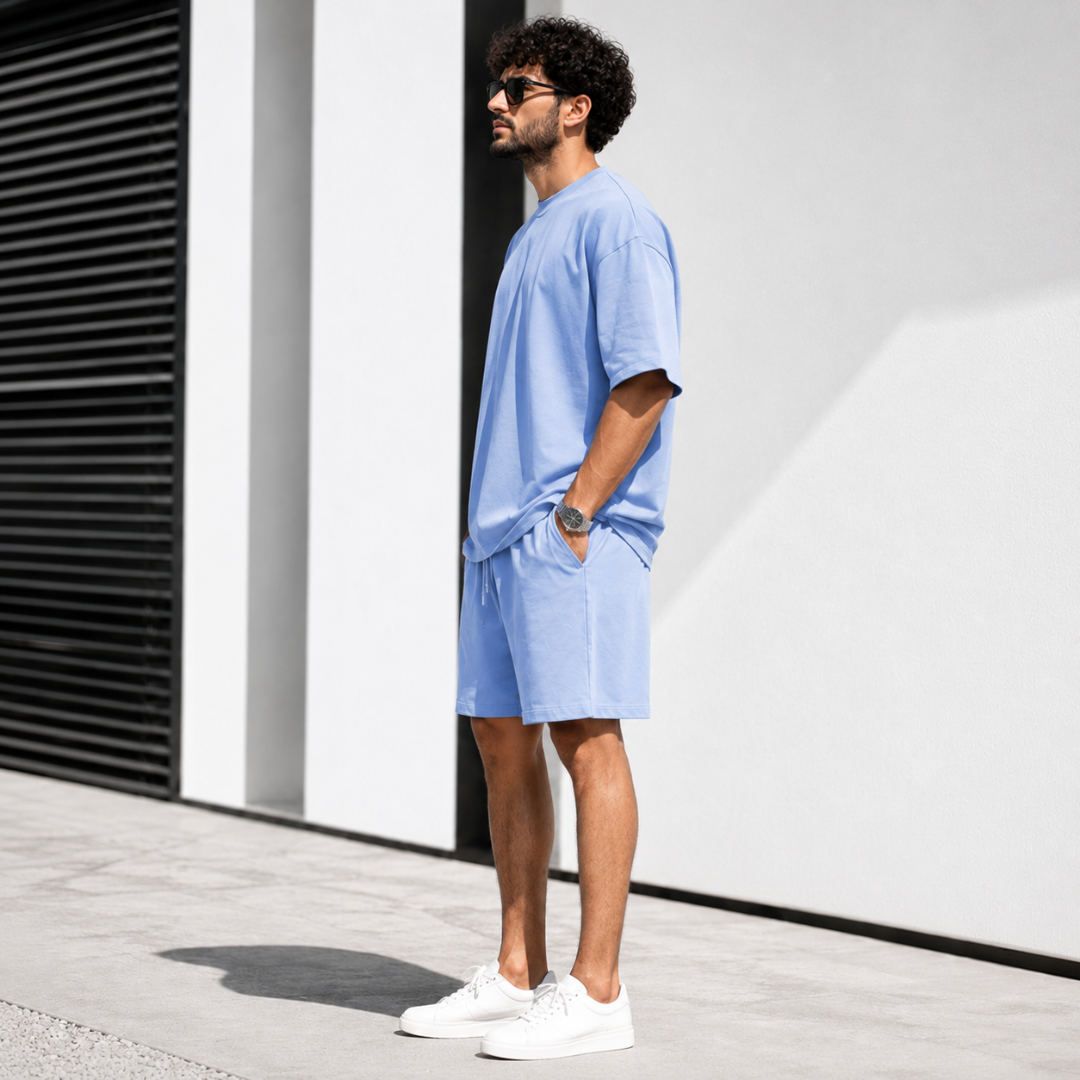 Homme portant un ensemble short et t-shirt bleu clair coupe oversize
