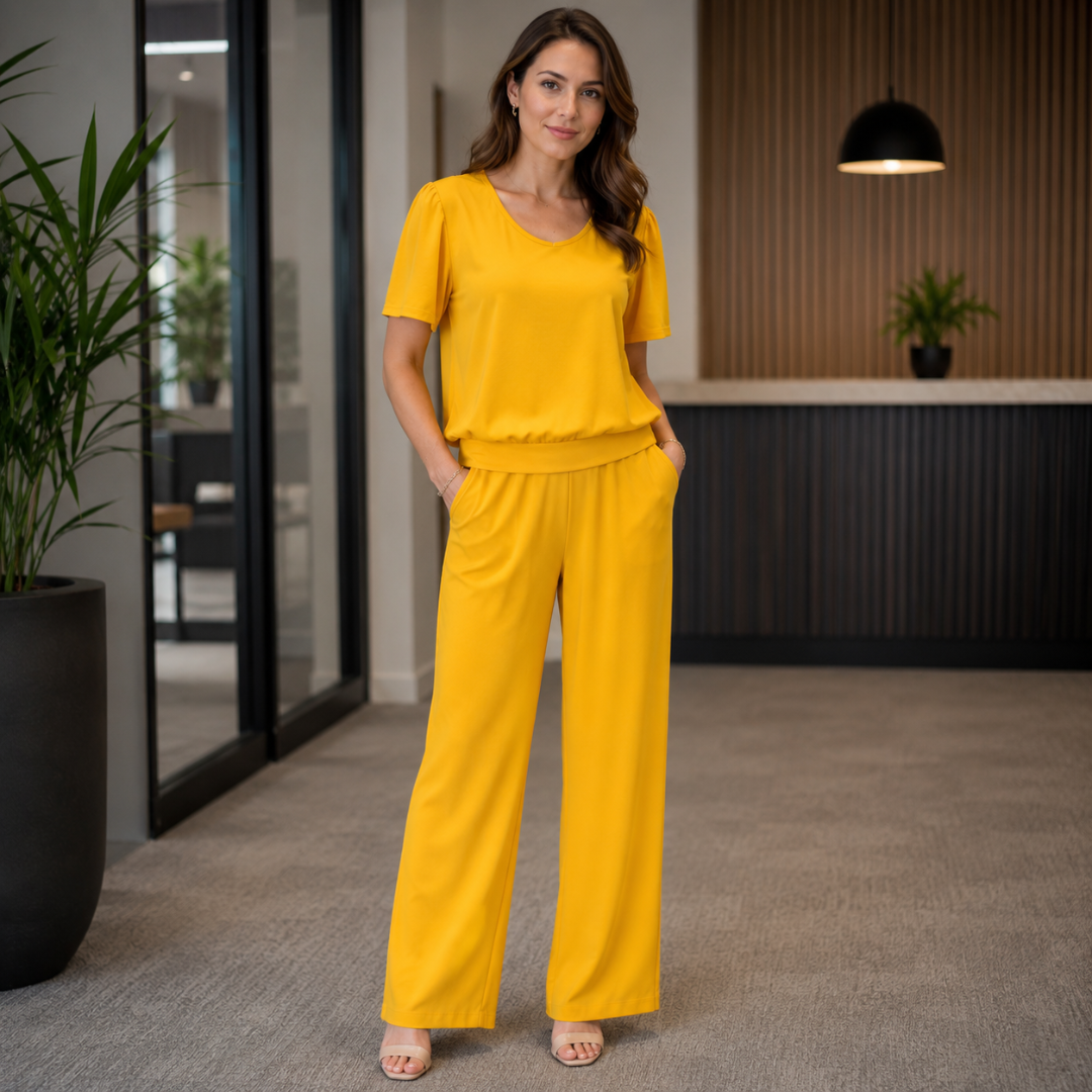 Ensemble femme jaune avec top blousant et pantalon large, vue de face