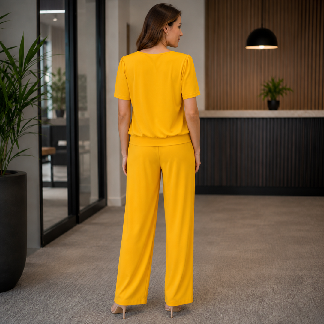 Dos de l'ensemble femme jaune, top à taille resserrée et pantalon fluide