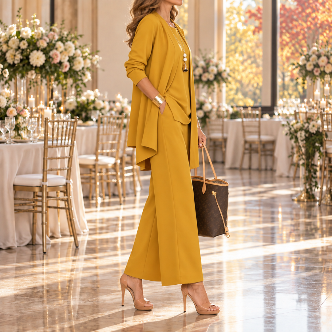 Ensemble jaune vu de profil, veste longue drapée et pantalon à jambes larges