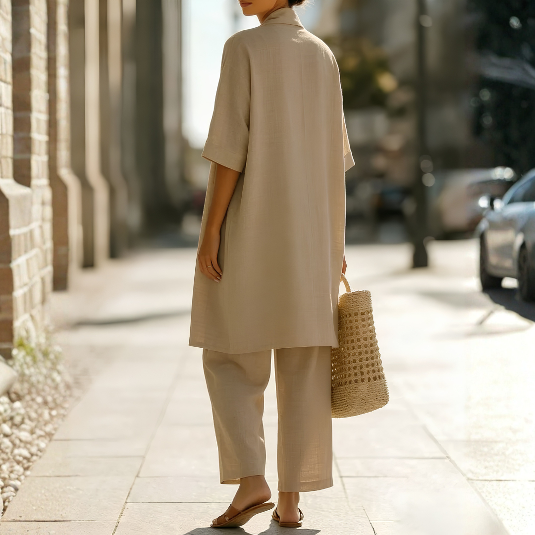 Silhouette féminine en ensemble kaki, pantalon ample et kimono léger