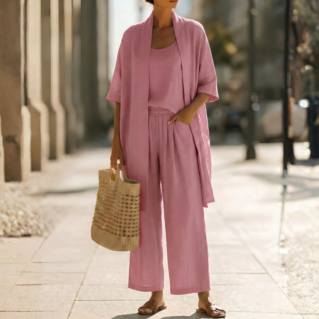 Ensemble Laila rose porté en extérieur, kimono fluide et pantalon large
