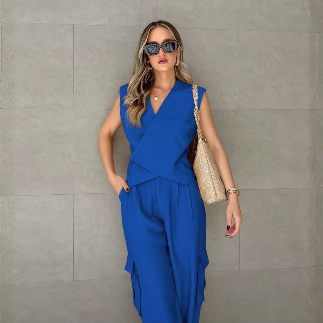 Ensemble cargo femme bleu, vue rapprochée haut croisé sans manches