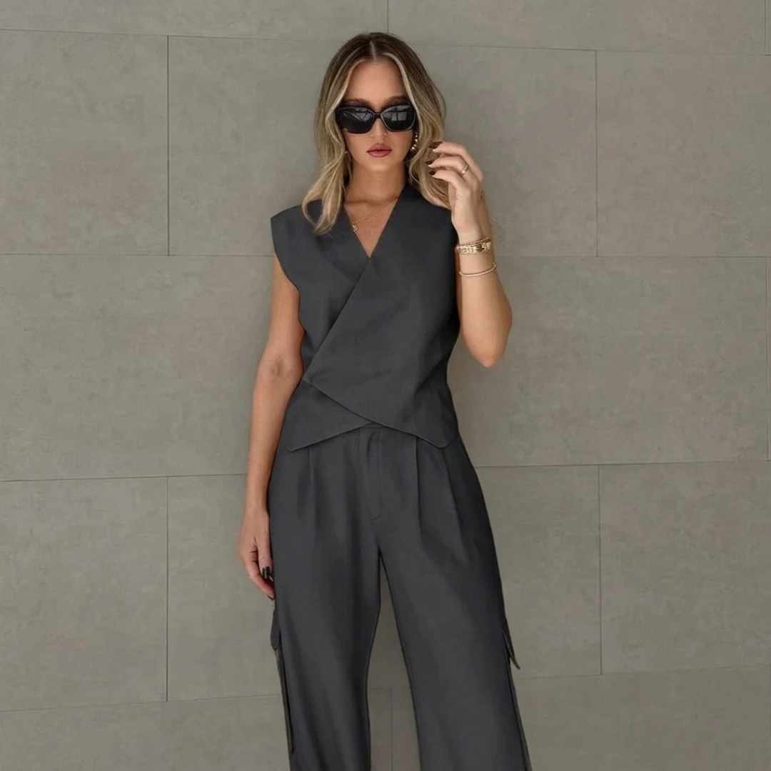 Ensemble cargo gris femme, vue rapprochée du haut croisé sans manches col en V