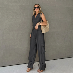 Ensemble deux pièces gris, pose de côté montrant la coupe large du pantalon