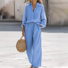 Tenue coordonnée femme coloris bleu, chemise à boutons et pantalon large