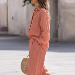 Tenue coordonnée femme orange, pantalon large et chemise, vue de dos