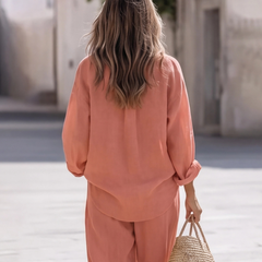 Ensemble casual femme orange, silhouette complète en mouvement