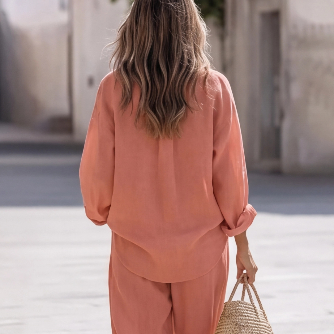 Ensemble casual femme orange, silhouette complète en mouvement