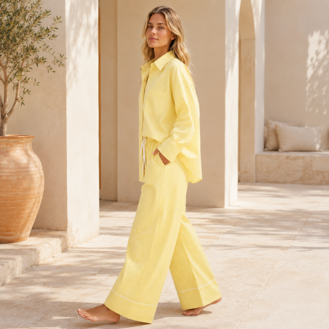 Vue de profil de l'ensemble jaune rayé, chemise oversize et pantalon large