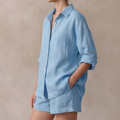 Ensemble bleu clair chemise boutonnée et short, vue de dos légèrement de côté