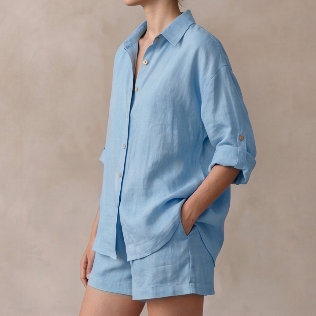 Ensemble bleu clair chemise boutonnée et short, vue de dos légèrement de côté