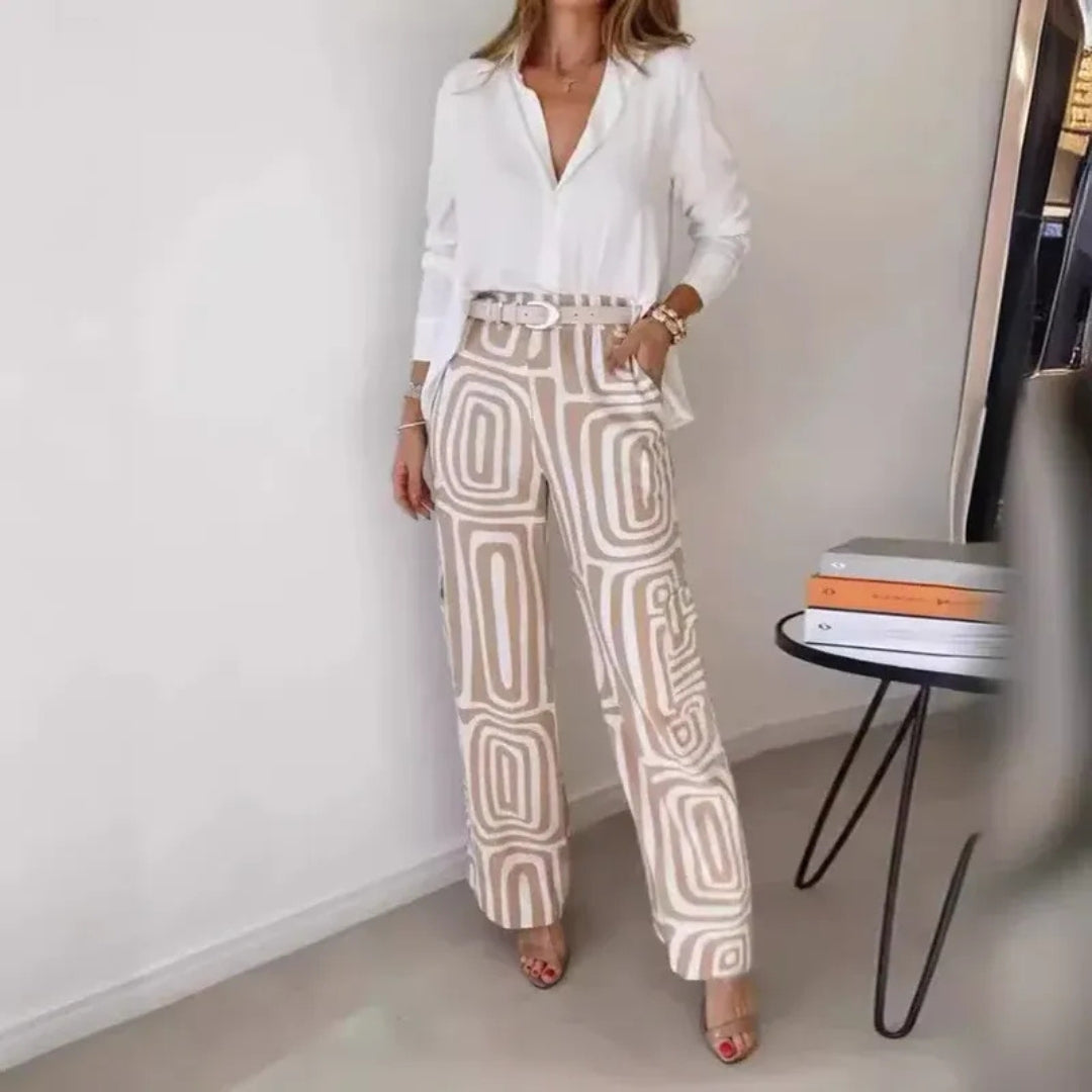 Ensemble deux pièces femme chemisier blanc et pantalon large imprimé géométrique beige, vue complète de face