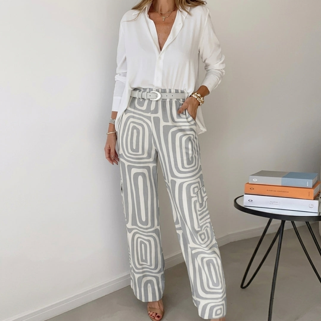 Ensemble deux pièces femme coloris gris et blanc, pantalon large imprimé géométrique vue de face
