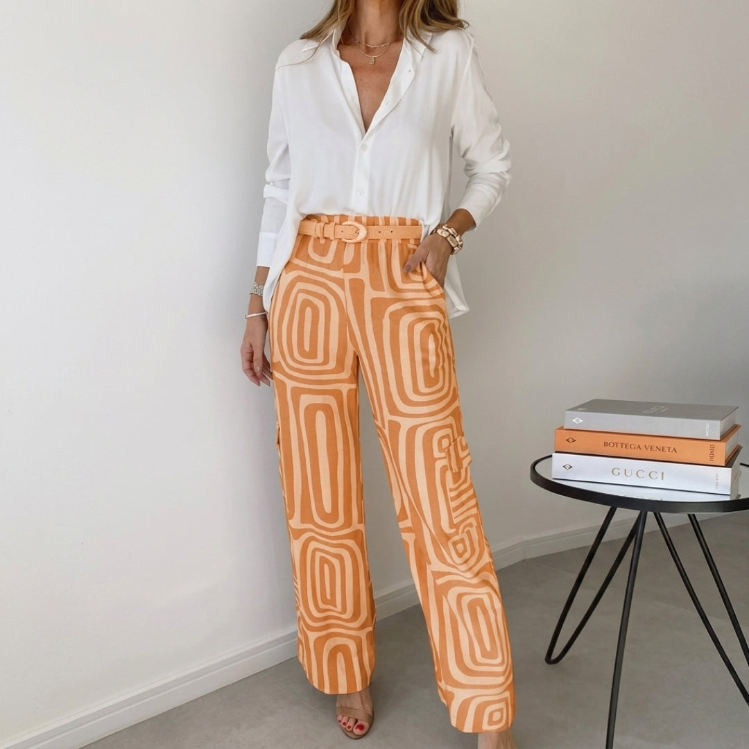 Ensemble deux pièces femme coloris orange et blanc, pantalon large imprimé géométrique vue de face