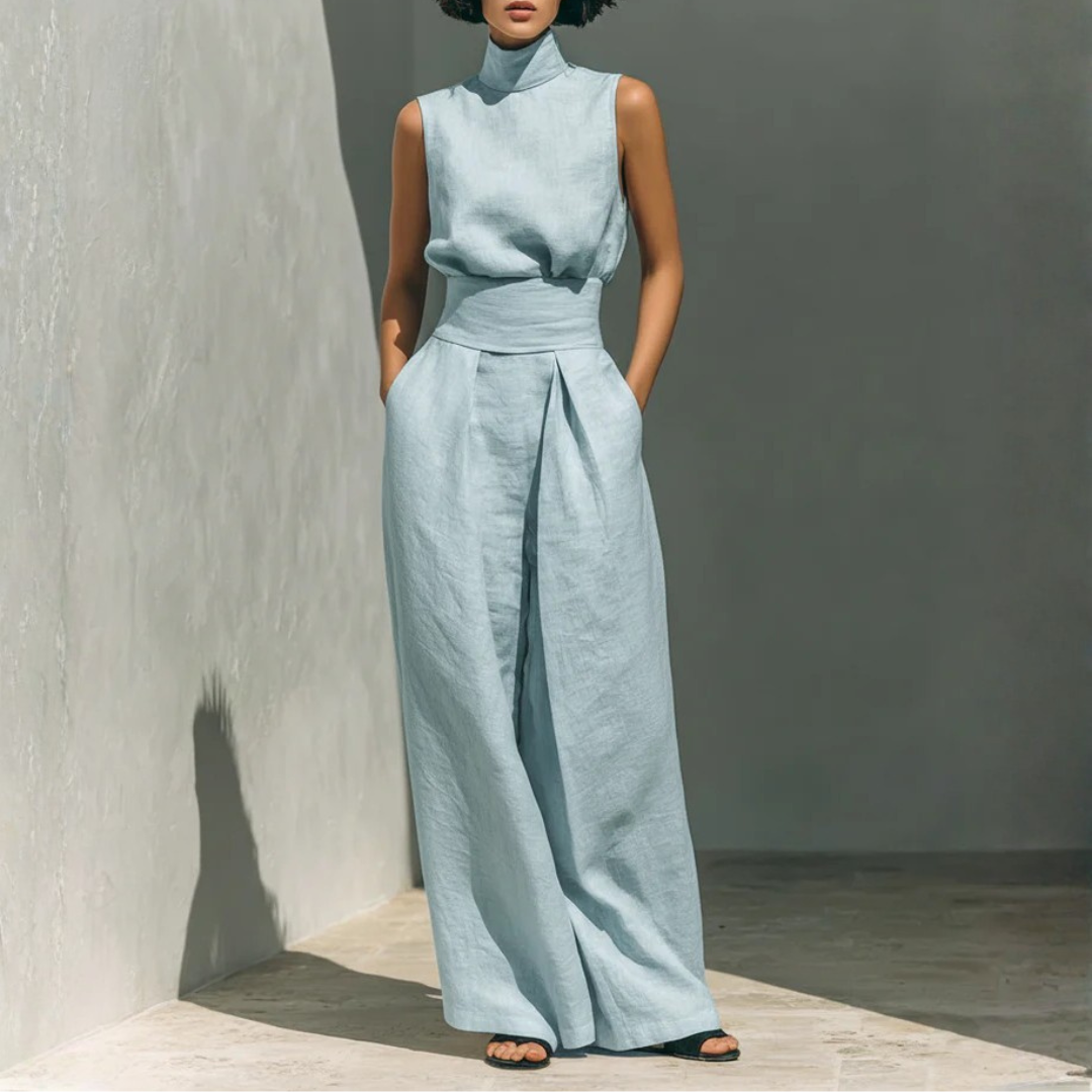 Ensemble deux pièces bleu clair vue de face, top col montant et pantalon large