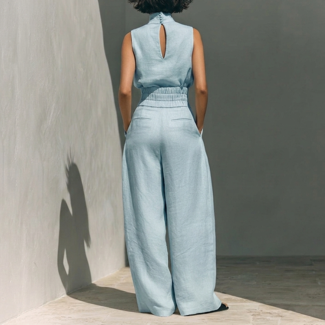 Ensemble bleu clair vue de dos, silhouette allongée pantalon large taille haute