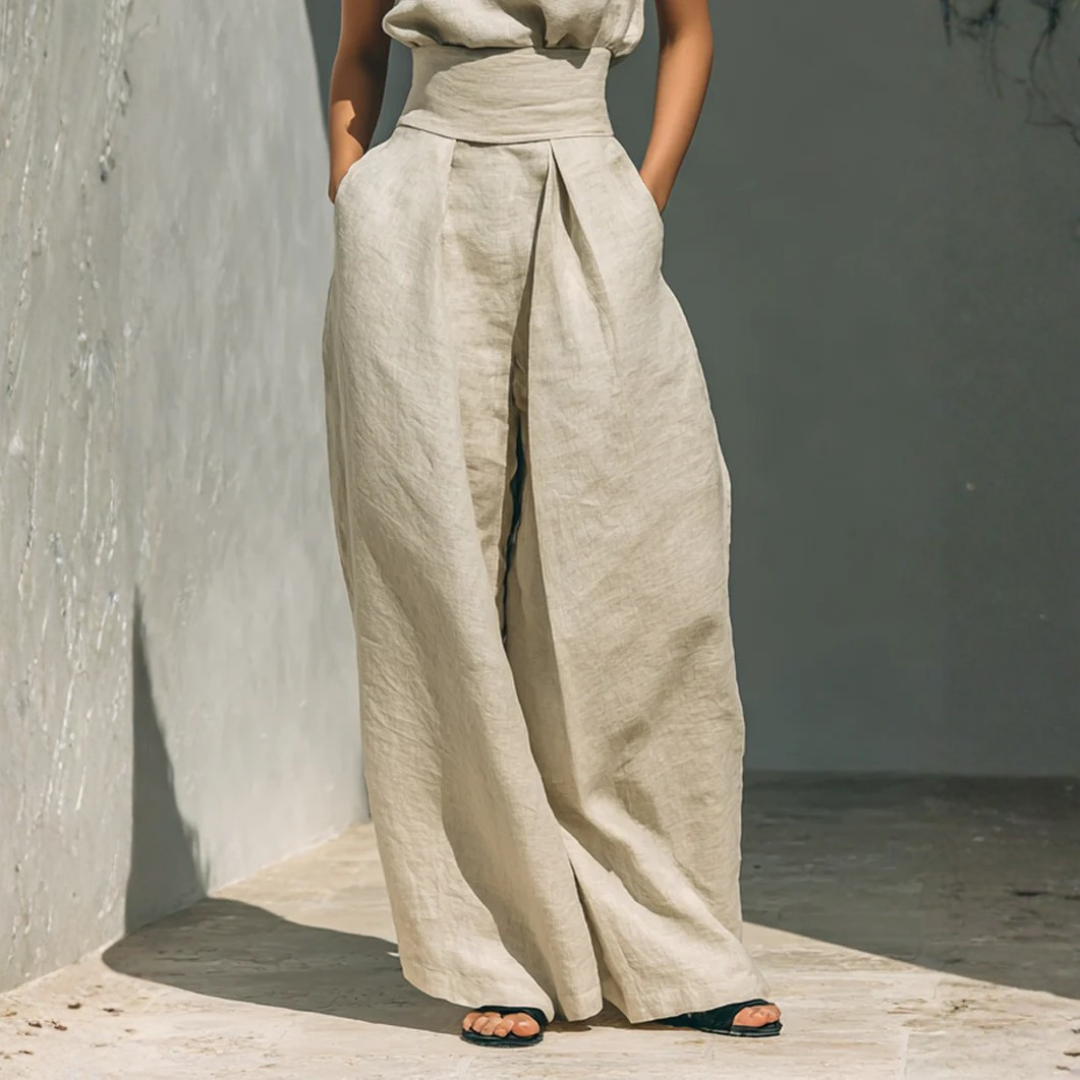 Détail haut de l'ensemble kaki, col montant et taille haute du pantalon