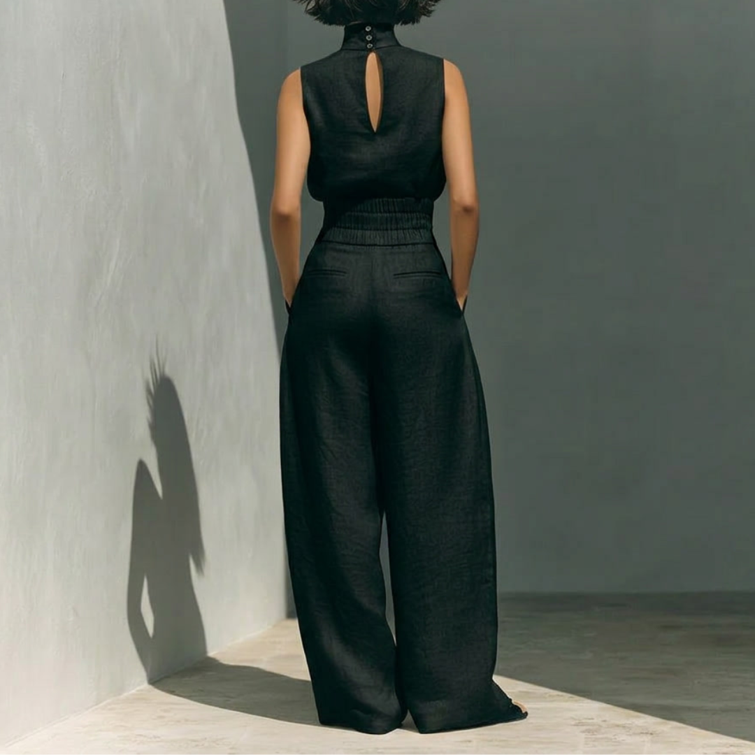 Ensemble noir vue de dos, silhouette épurée pantalon à pli central