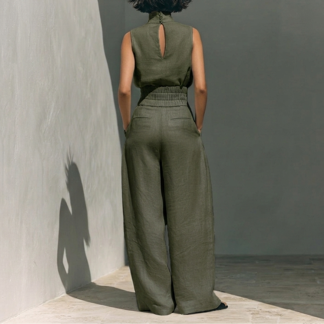 Ensemble vert armée vue de dos, top col montant sans manches et pantalon fluide