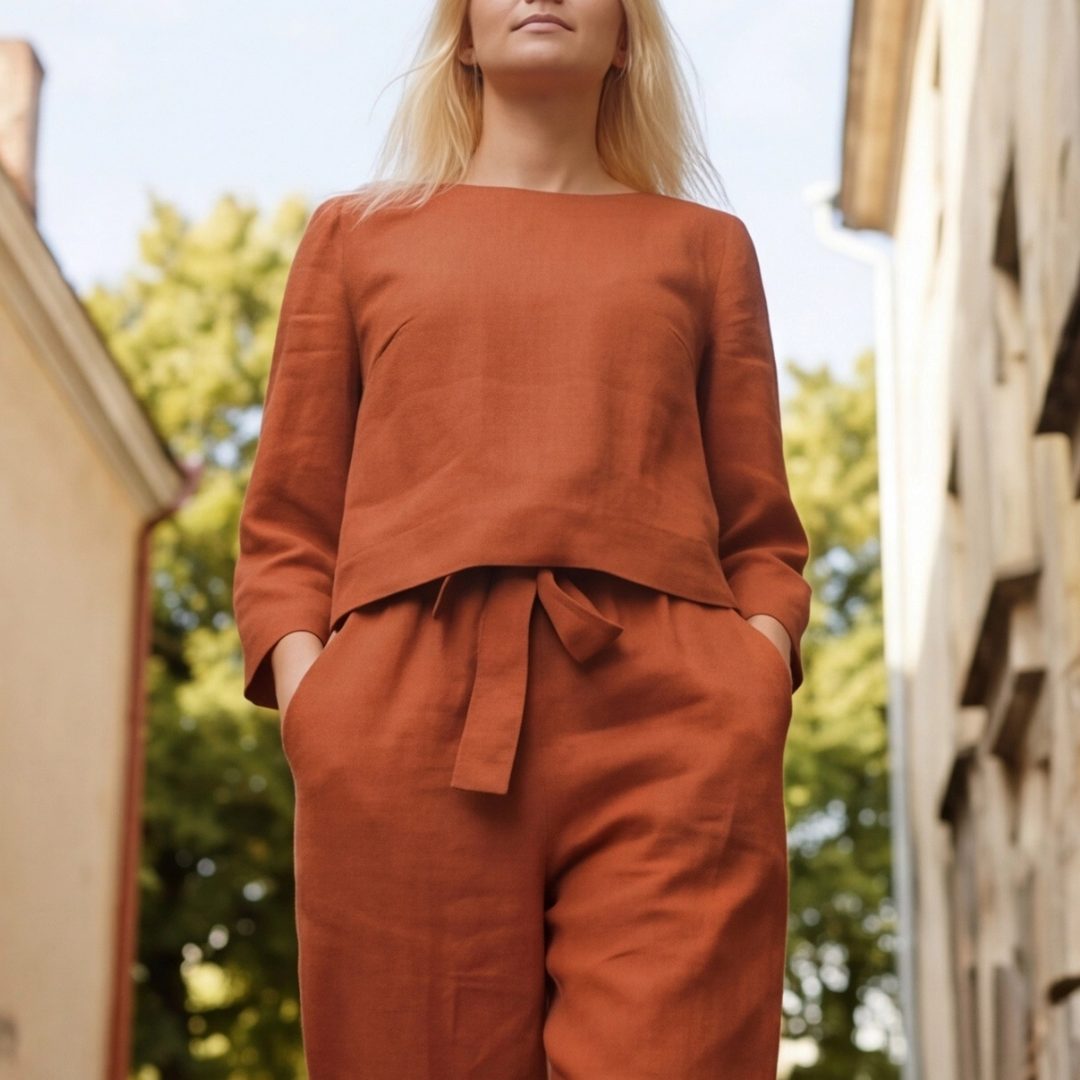 Ensemble orange femme, vue de face rapprochée, détail ceinture nouée