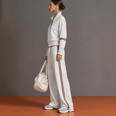 Vue de profil de l'ensemble blanc, bandes latérales le long du pantalon large