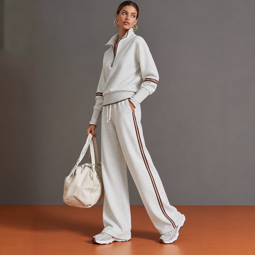 Ensemble blanc porté de trois quarts, col montant ouvert et cordon à la taille