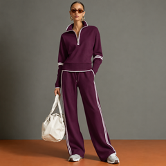 Ensemble femme bordeaux, col montant zippé et pantalon large à bandes blanches