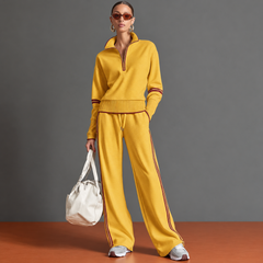 Ensemble femme jaune, pull demi-zip et pantalon large à bandes bordeaux