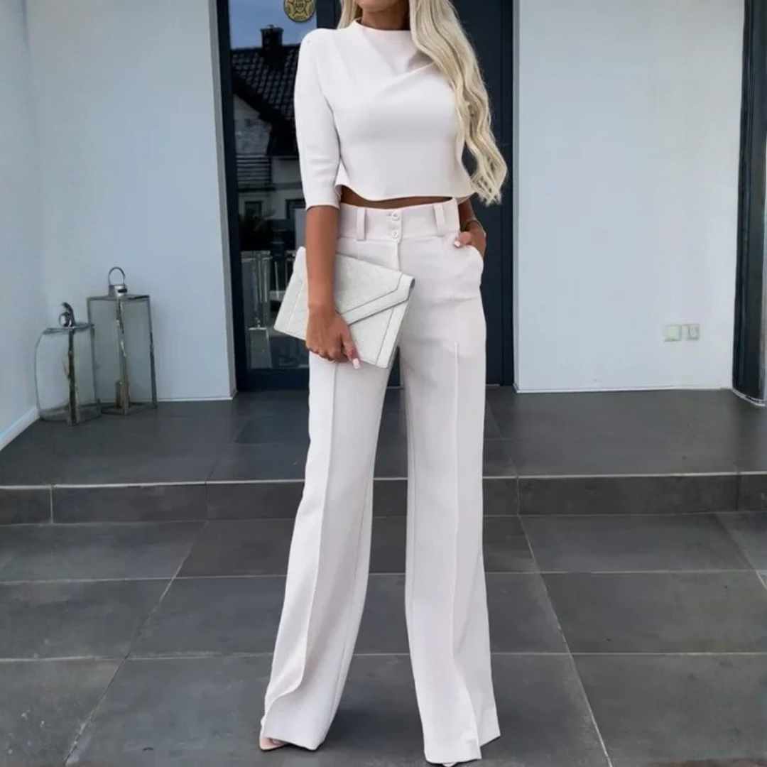 Ensemble femme blanc, silhouette allongée avec pantalon large et haut crop