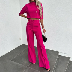 Ensemble femme rose vue de dos, pantalon large taille haute et crop top