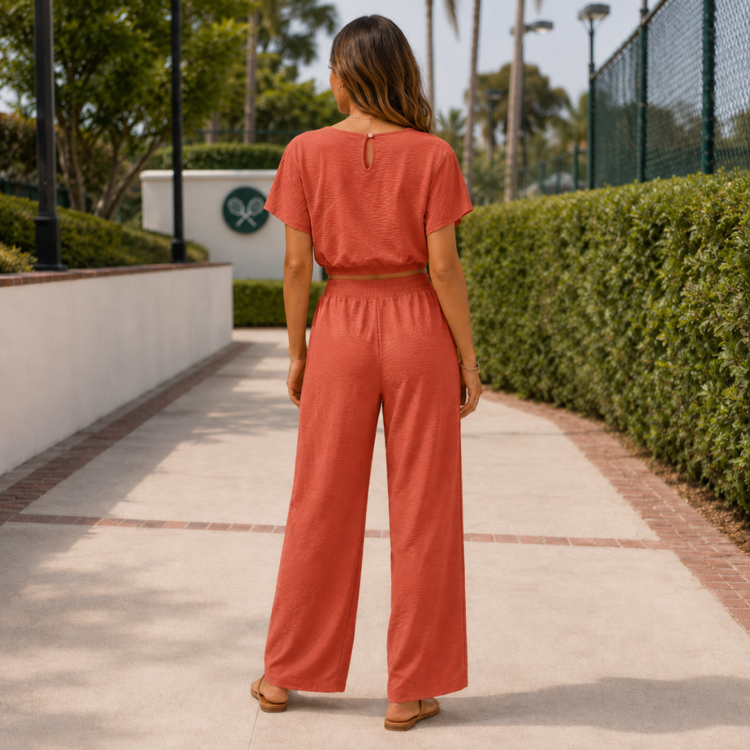 Ensemble casual terracotta femme crop top et pantalon fluide ambiance extérieure