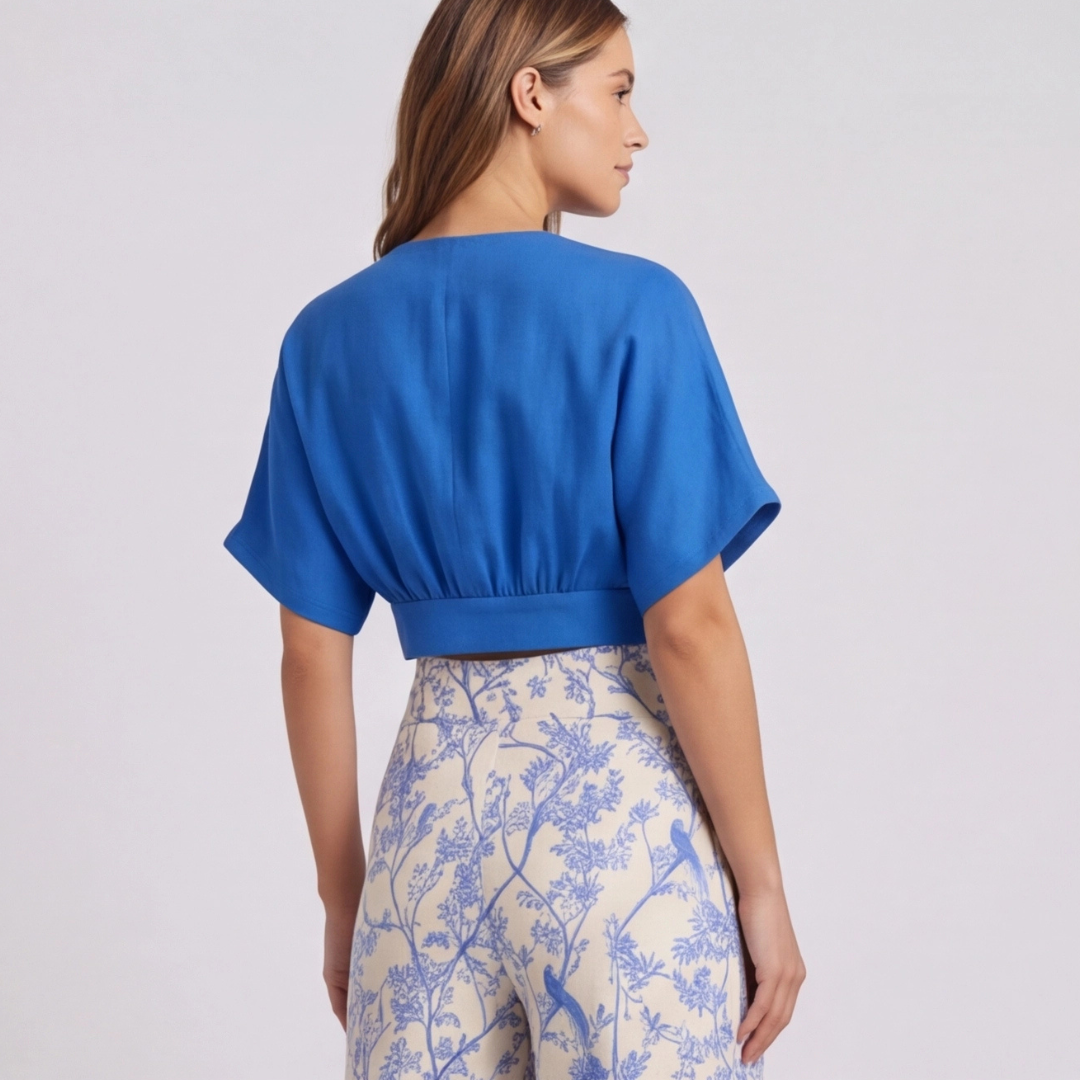 Ensemble femme bleu, pantalon wide-leg floral et top manches courtes, profil