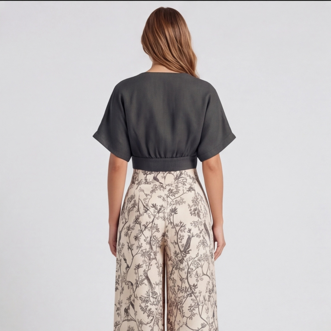 Ensemble femme top rouge col V croisé et pantalon large floral, vue de face
