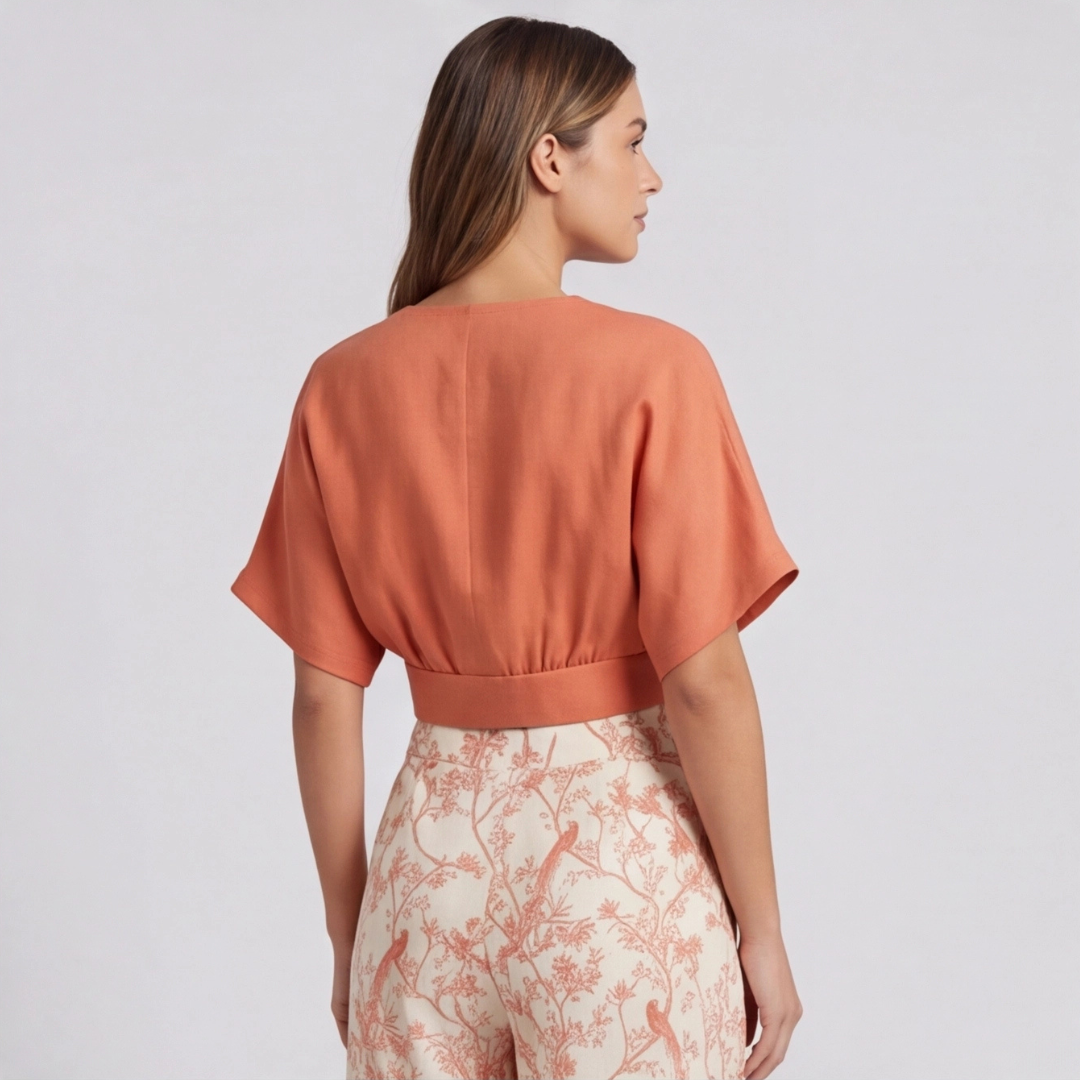 Vue de dos de l'ensemble femme orange et pantalon large à imprimé floral
