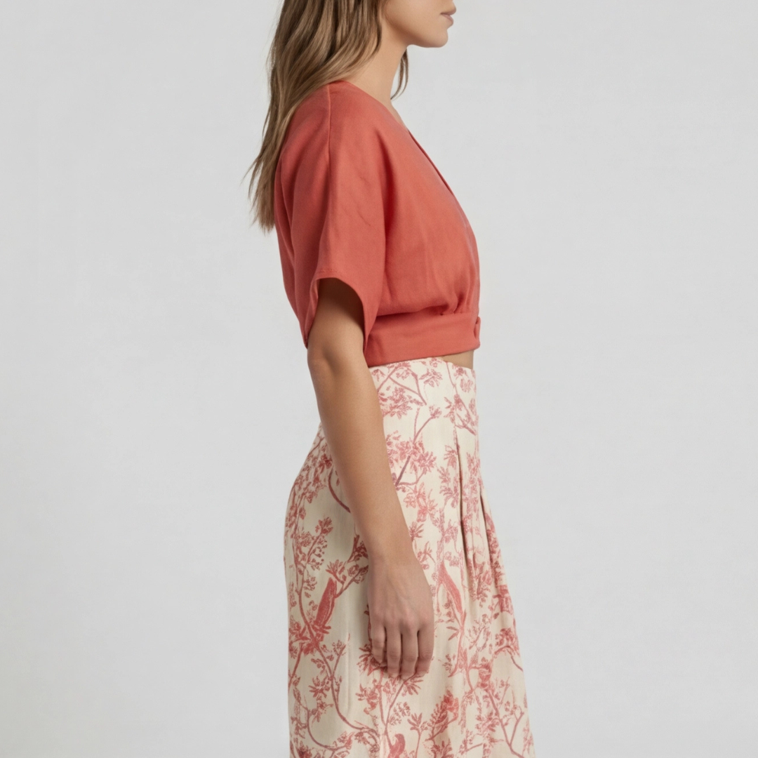 Ensemble deux pièces rouge, pantalon fluide floral et top manches courtes, profil