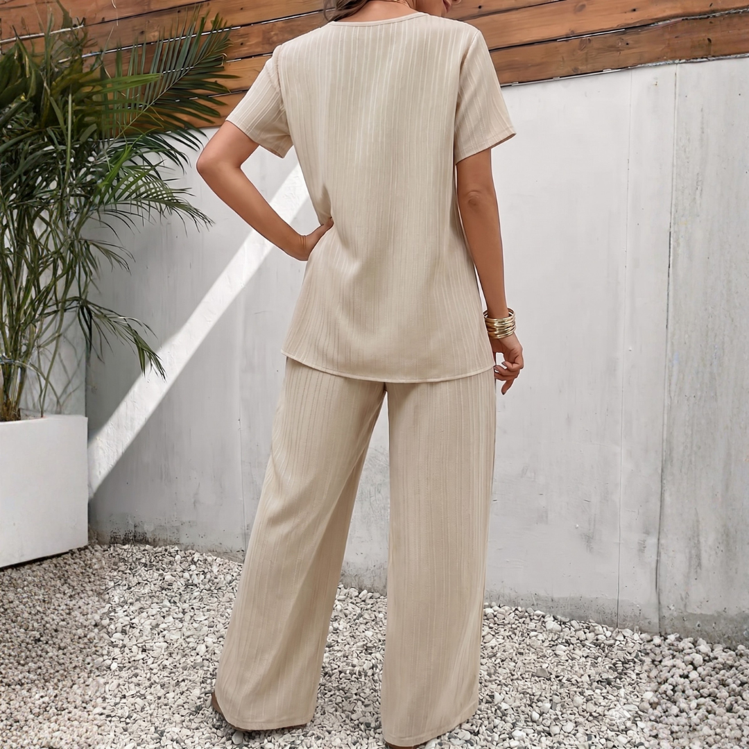 Ensemble Sofia coloris beige, pantalon large et fluide, vue complète